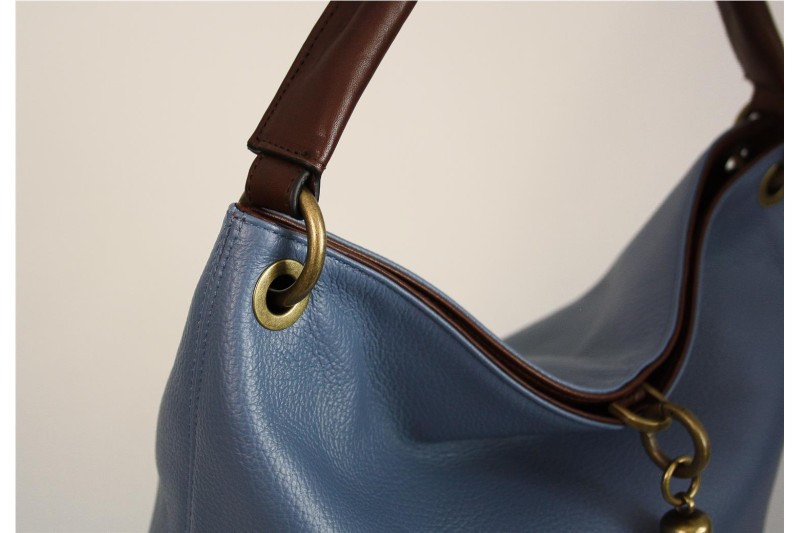 Bolso Hobo de Hombro en Color Cuero con Detalle de Borla