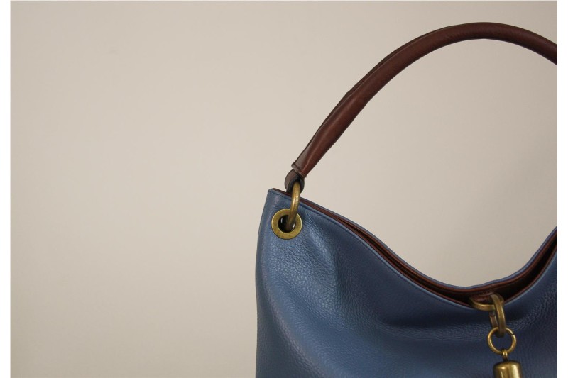 Bolso Hobo de Hombro en Color Cuero con Detalle de Borla