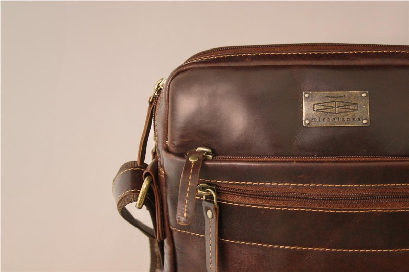 BOLSO MISCELANEA TABLET MARRON 2