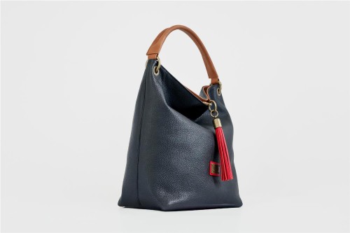 Bolso Hobo de Hombro en Color Cuero con Detalle de Borla