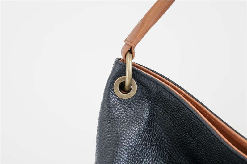 Bolso Hobo de Hombro en Color Cuero con Detalle de Borla