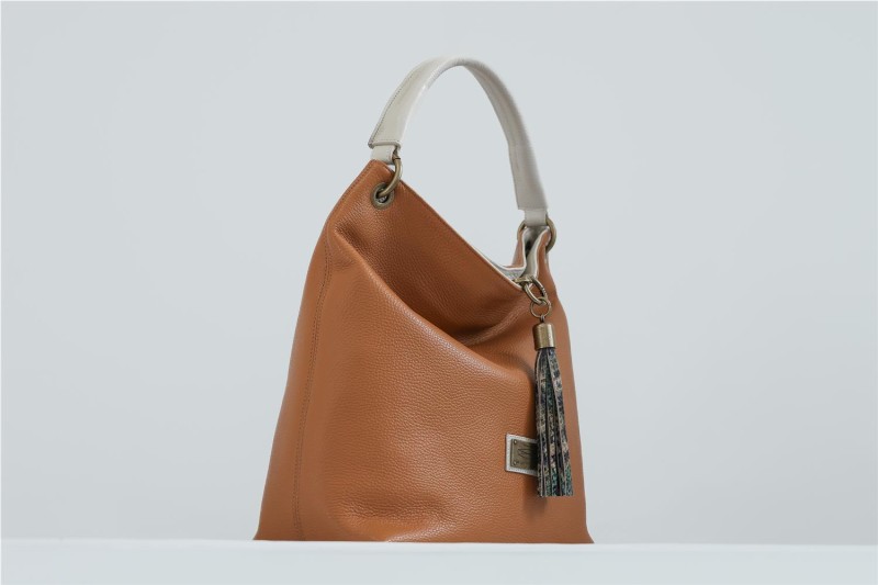 Bolso Hobo de Hombro en Color Cuero con Detalle de Borla