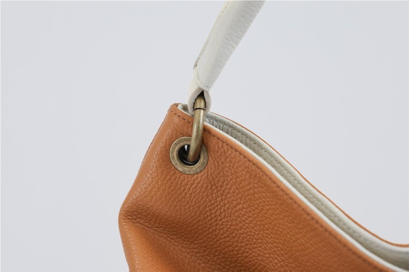 Bolso Hobo de Hombro en Color Cuero con Detalle de Borla 2