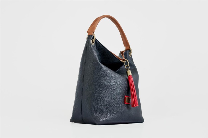 Bolso Hobo de Hombro en Color Cuero con Detalle de Borla