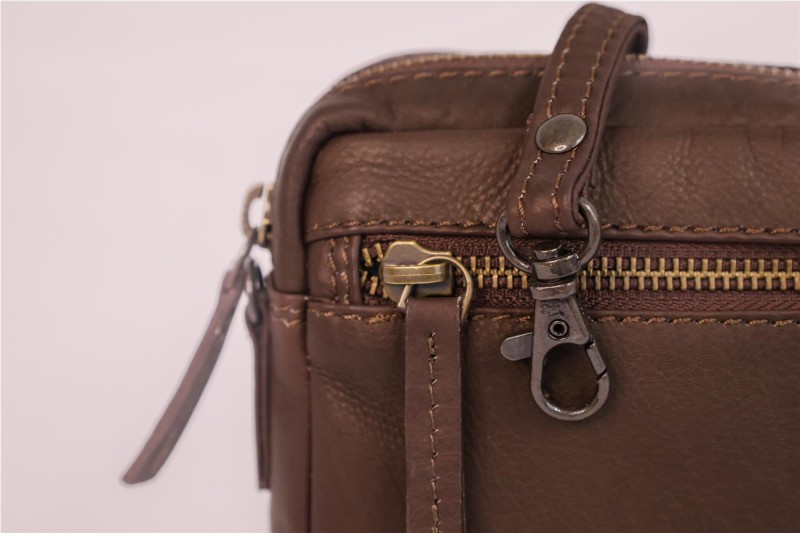 BOLSO MANO MISCELANEA MARRON 2