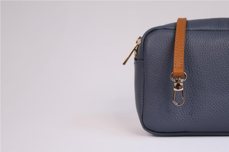 Bolso Bandolera Miscelánea de Piel: Estilo y Sofisticación Compacta