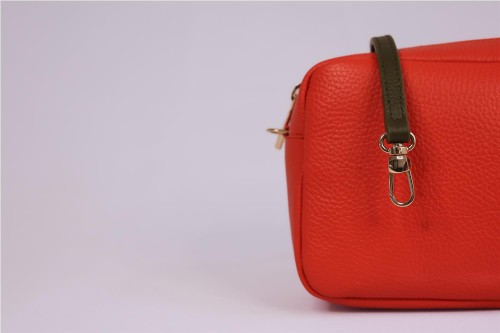 Bolso Bandolera Miscelánea de Piel: Estilo y Sofisticación Compacta