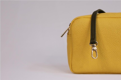 Bolso Bandolera Miscelánea de Piel: Estilo y Sofisticación Compacta