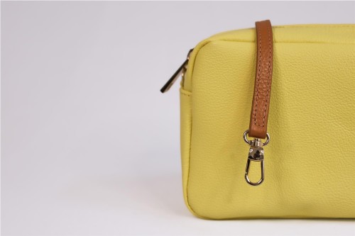Bolso Bandolera Miscelánea de Piel: Estilo y Sofisticación Compacta