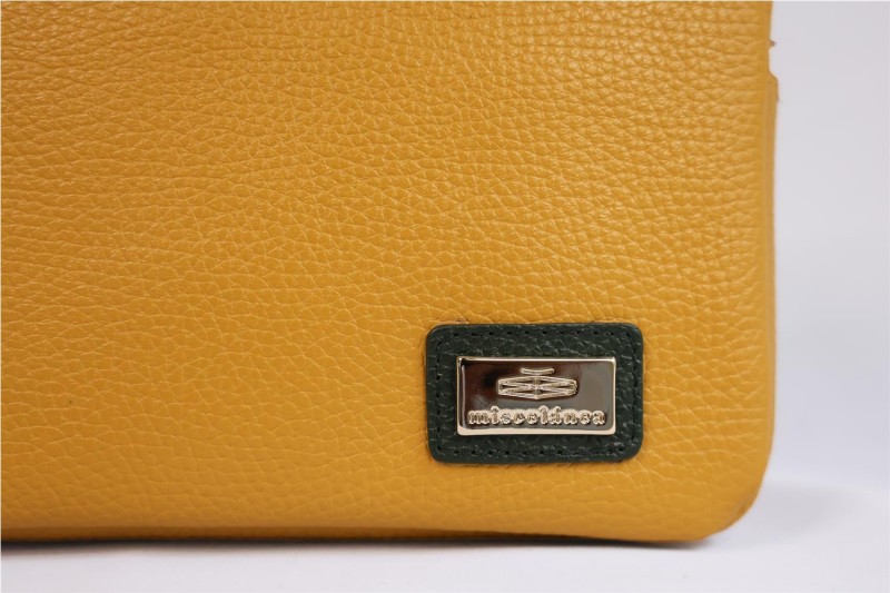 Bolso Bandolera Miscelánea de Piel: Estilo y Sofisticación Compacta