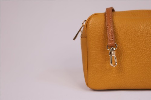 Bolso Bandolera Miscelánea de Piel: Estilo y Sofisticación Compacta
