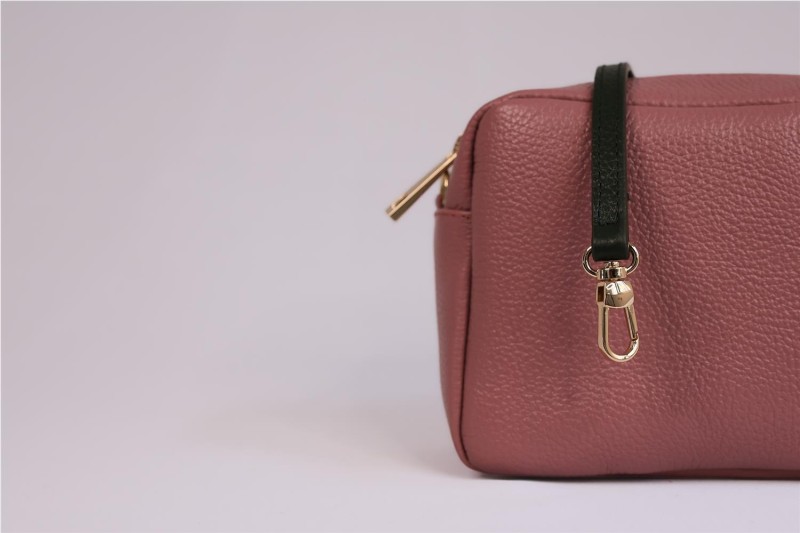 Bolso Bandolera Miscelánea de Piel: Estilo y Sofisticación Compacta
