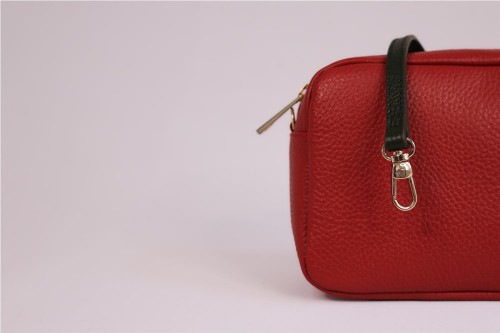 Bolso Bandolera Miscelánea de Piel: Estilo y Sofisticación Compacta