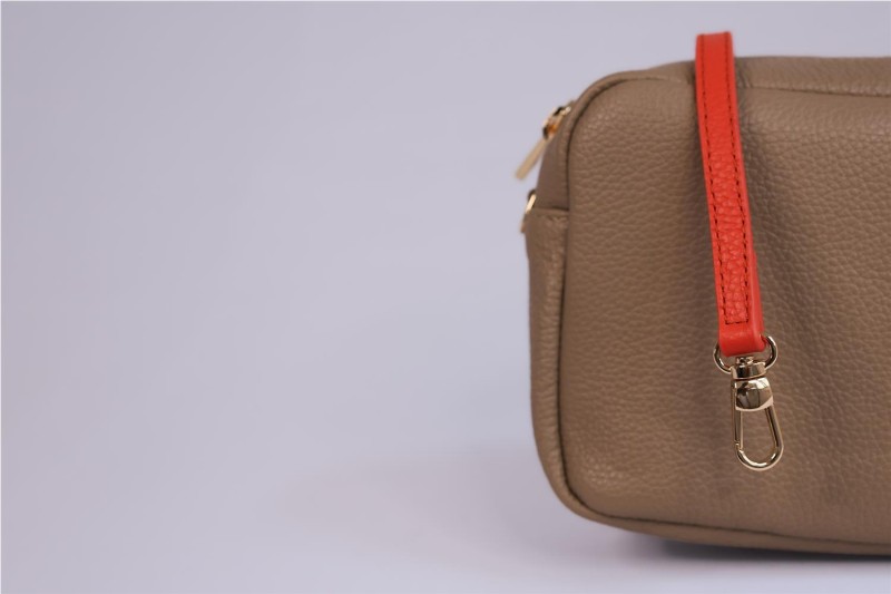 Bolso Bandolera Miscelánea de Piel: Estilo y Sofisticación Compacta