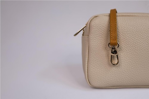 Bolso Bandolera Miscelánea de Piel: Estilo y Sofisticación Compacta