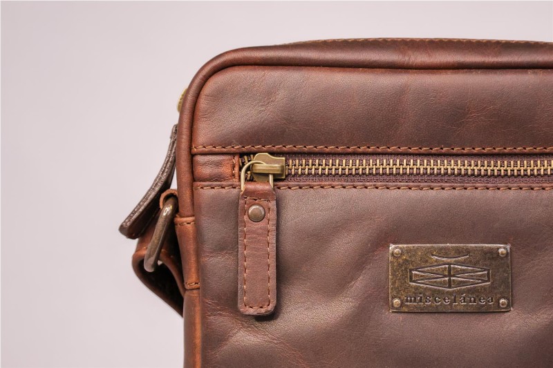 BOLSO MISCELANEA AMES CUERO 2